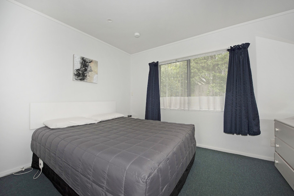 1 BEDROOM, SUITE, UNIT KITCHEN