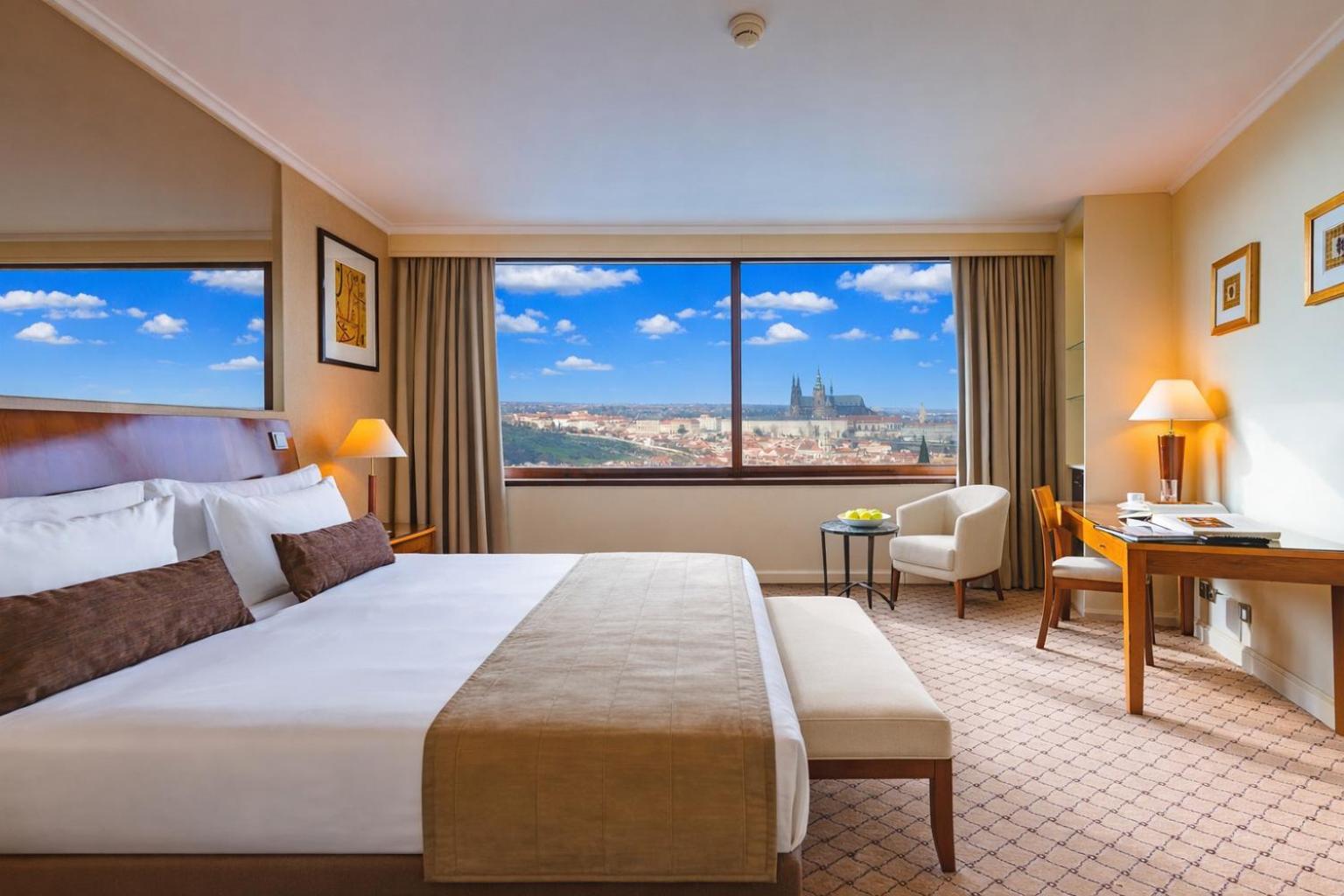 Superior, Queen Bed, Castle View