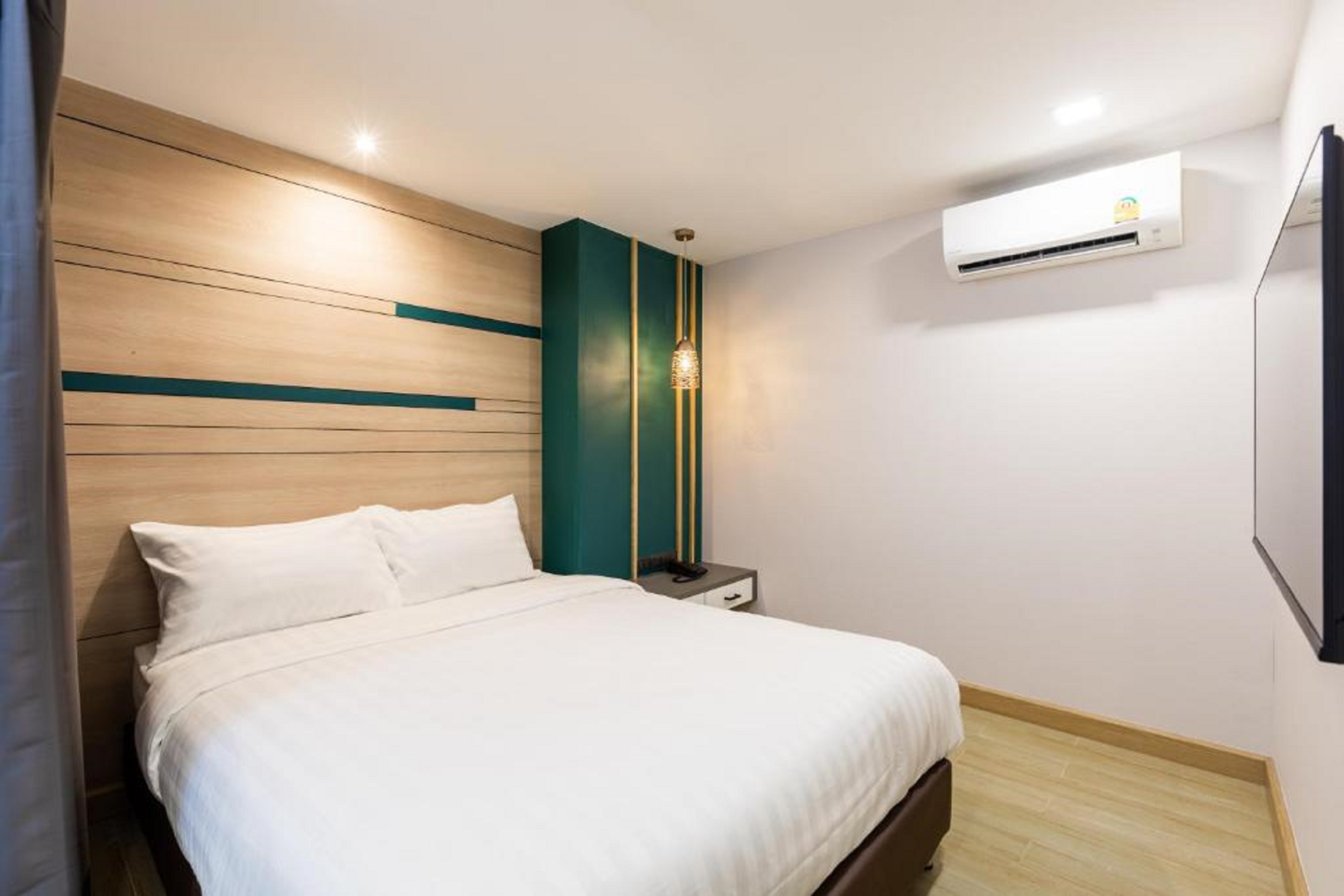 ROOM, QUEEN BED, CORNER