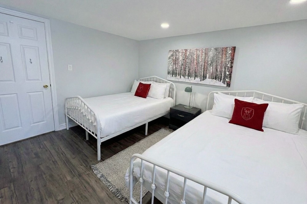 Green, 3 Queen Beds, Sofa، The Lodges At Blue Mountain Wintergreen Condos 8/10