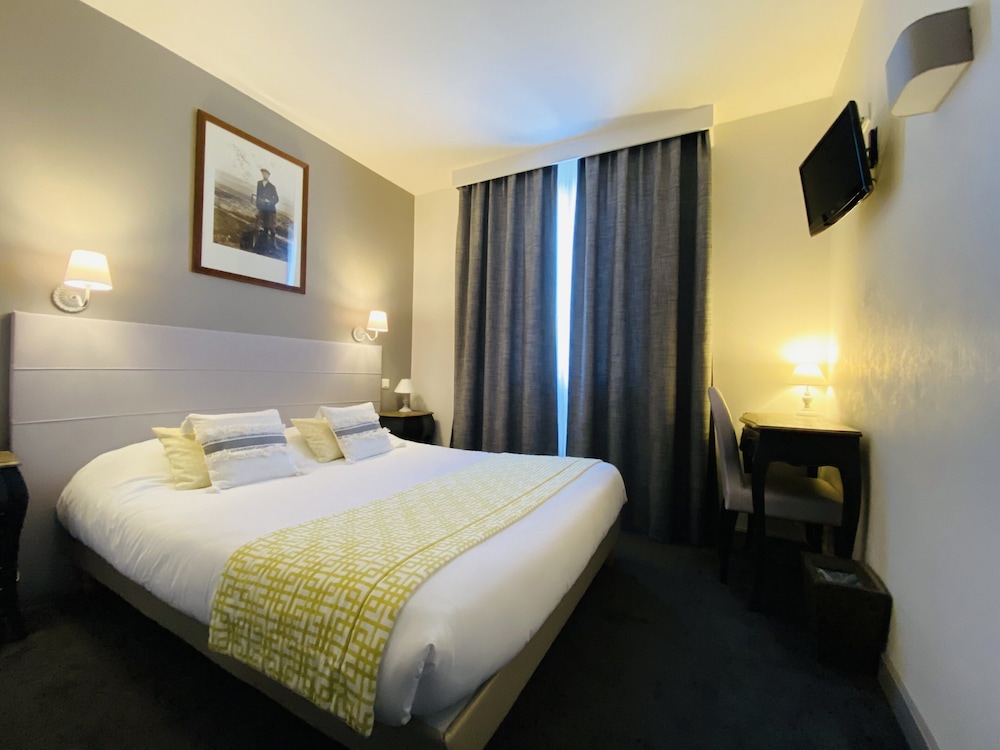 Brit Hotel Acacias 12/69