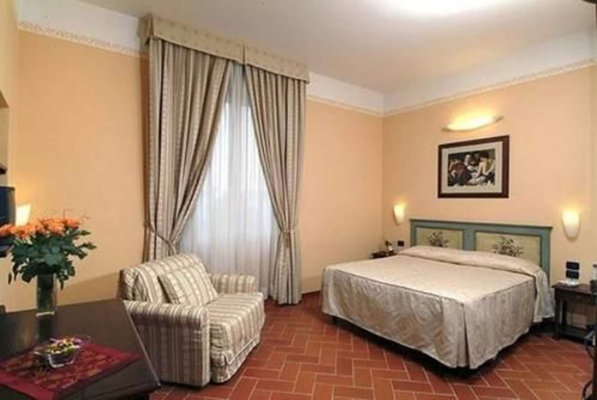 ROOM, QUADRUPLE