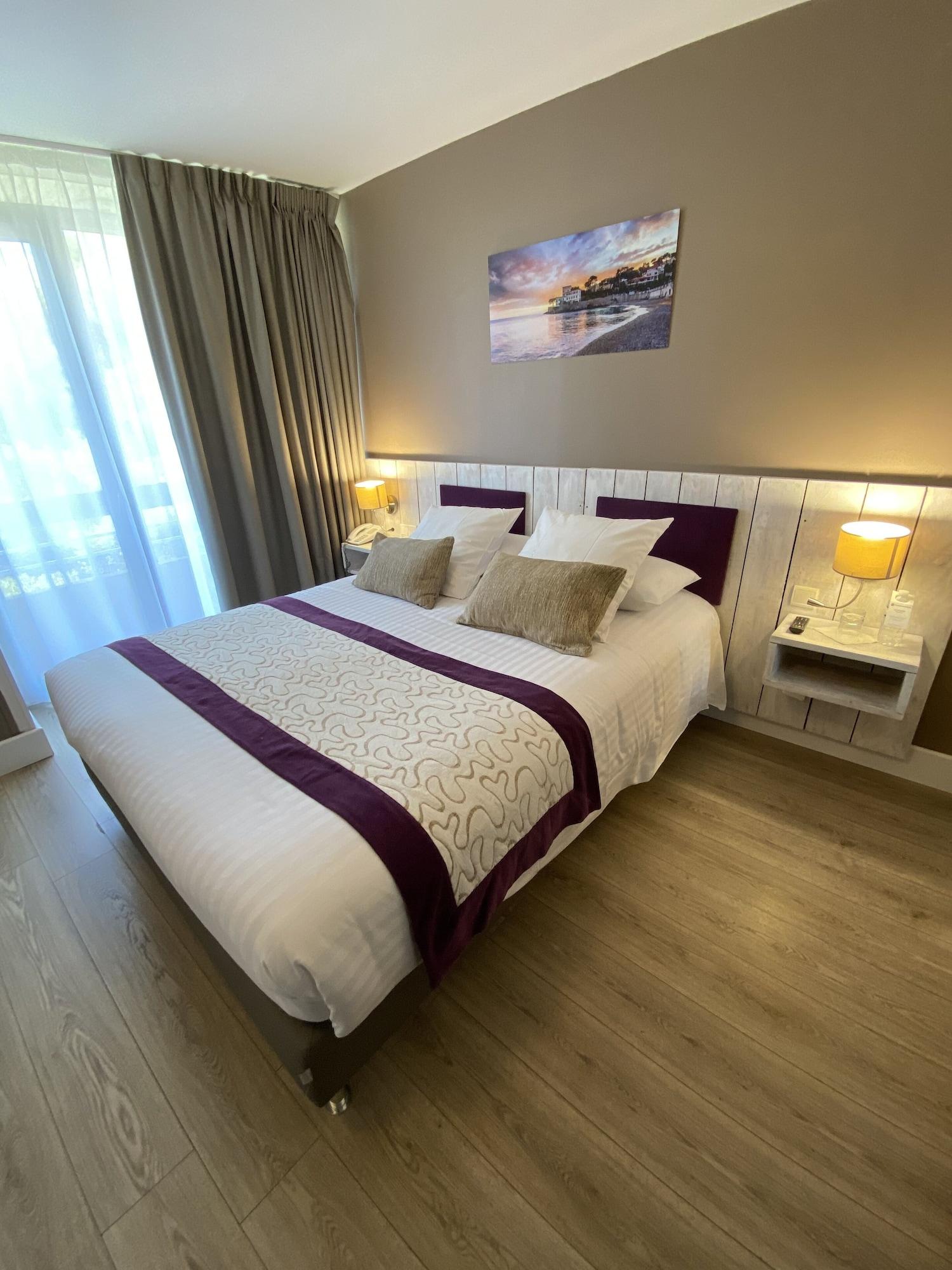 Suite, Queen Bed, Sofa