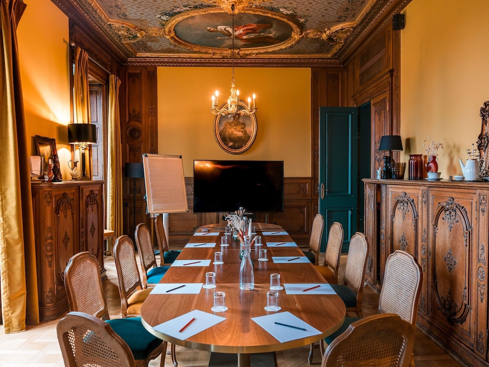 NOVOTEL CHATEAU DE MAFFLIERS 68/79