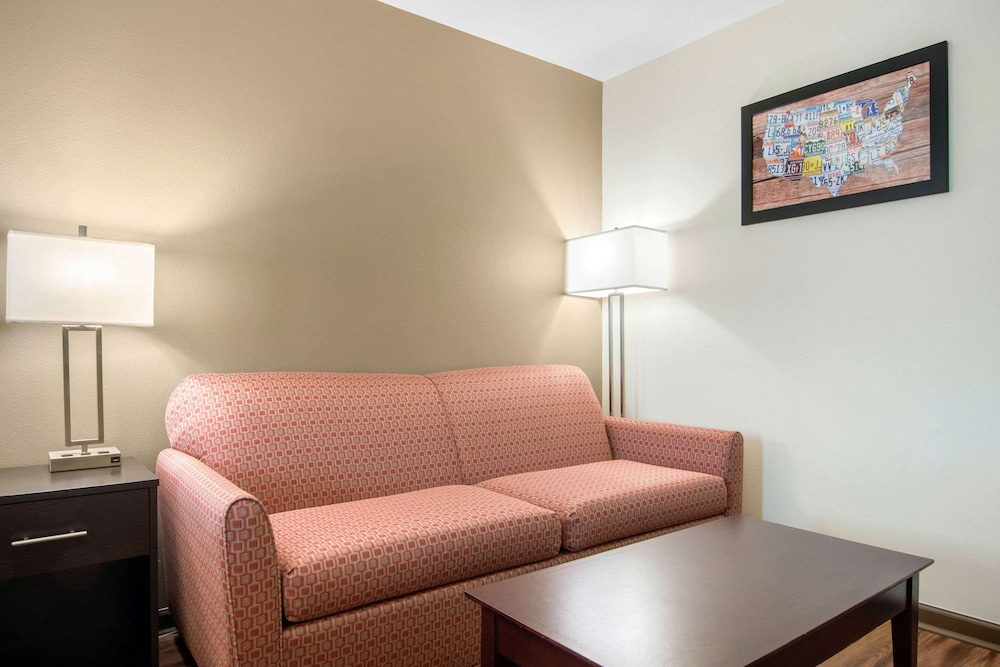 Econo Lodge Inn & Suites Springfield Main Street 34/63