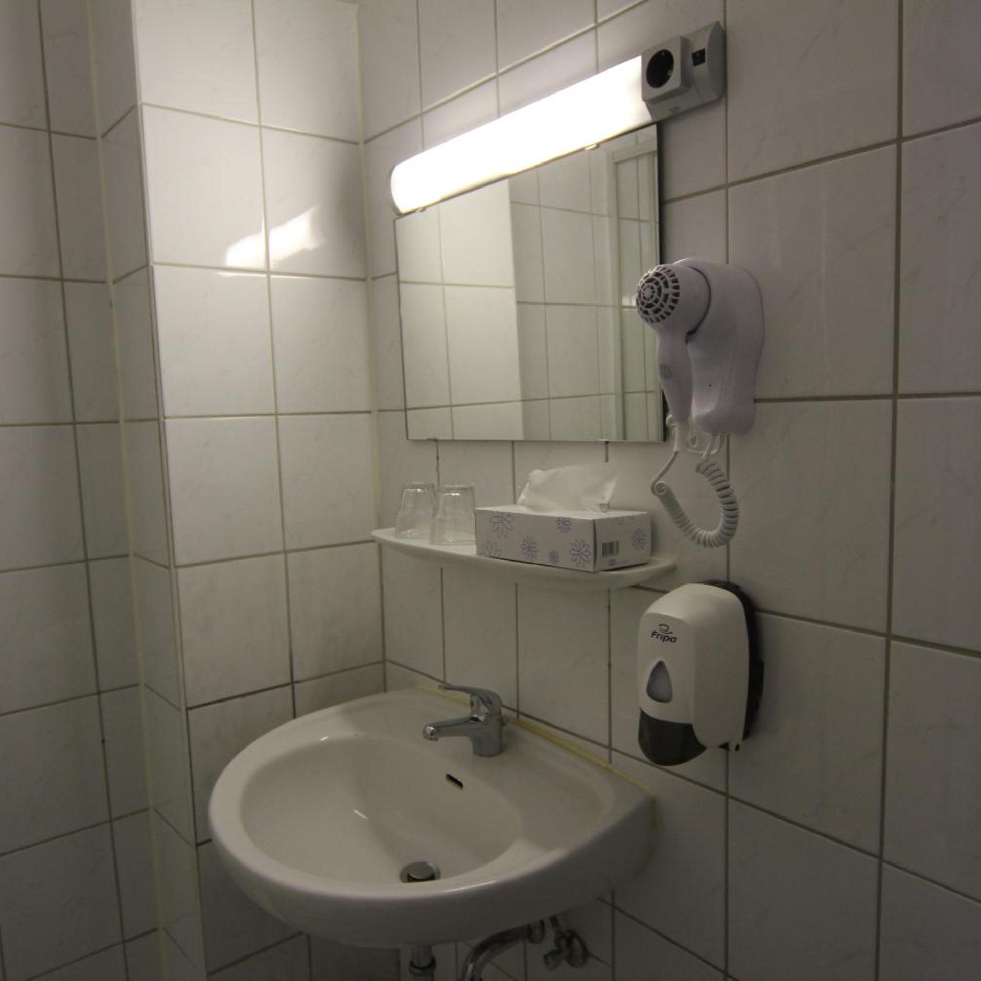 ROOM, SINGLE