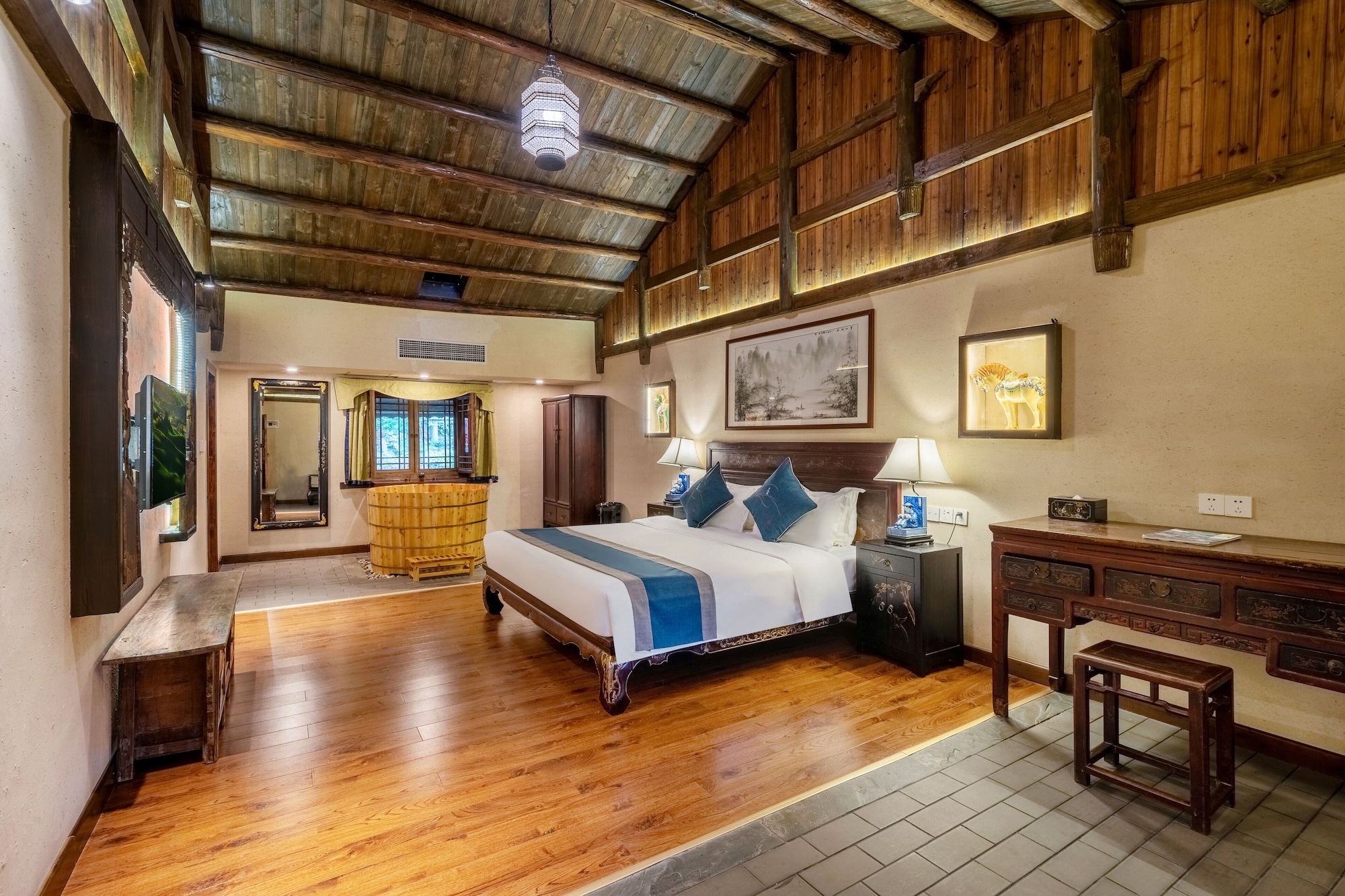 DELUXE, KING BED