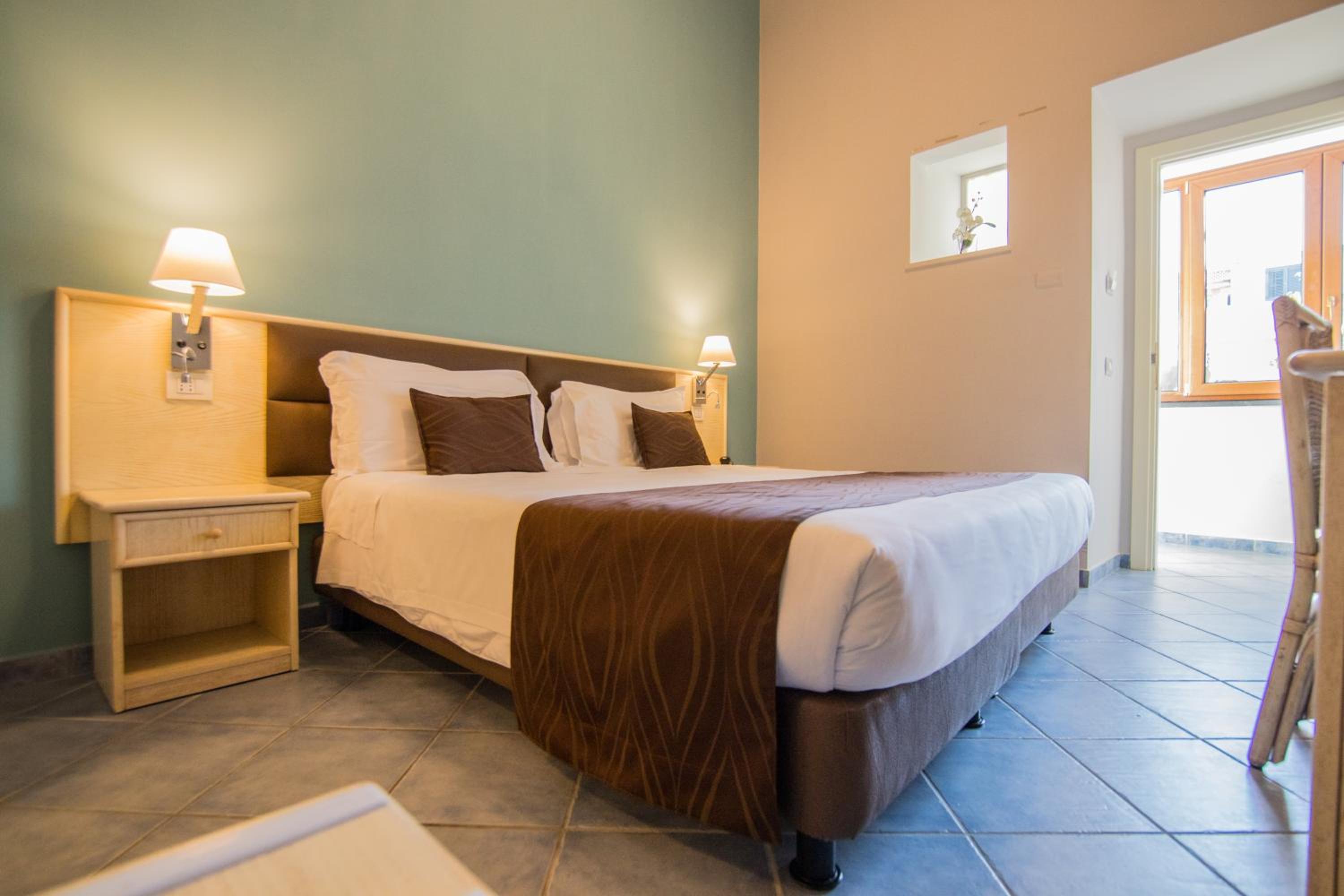 Room, Double Bed, No Window