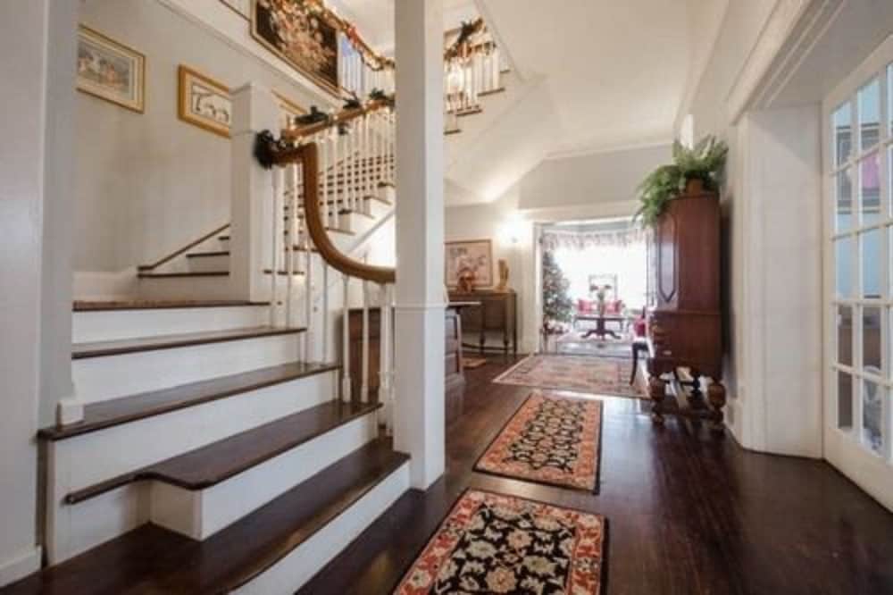 Six Acres Bed Breakfast 3/33
