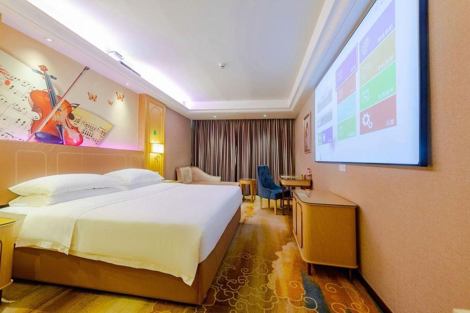 Feature, Deluxe, Queen Bed, with View