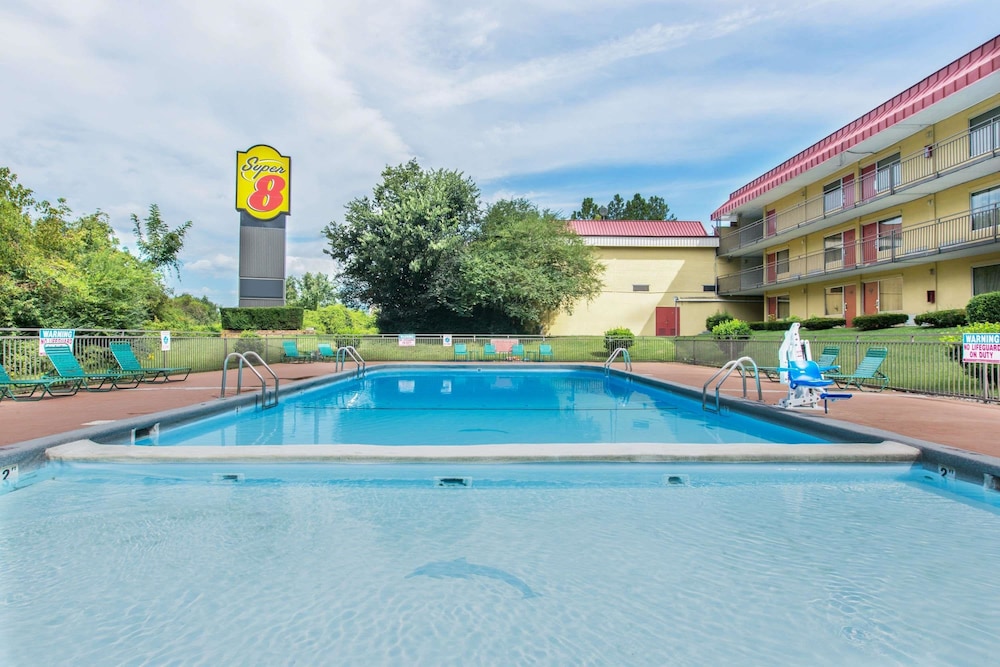 Super 8 by Wyndham Caryville TN 4/16