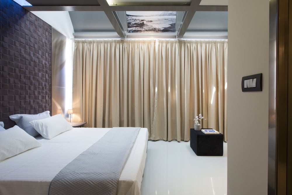 DELUXE, DOUBLE BED