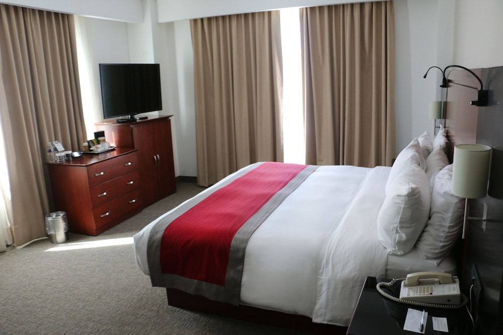 غرفة بريميوم بسرير كينج، Sheraton Leon 2/2