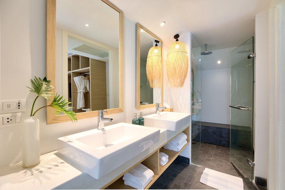 Outrigger Surin Beach Resort 27/74
