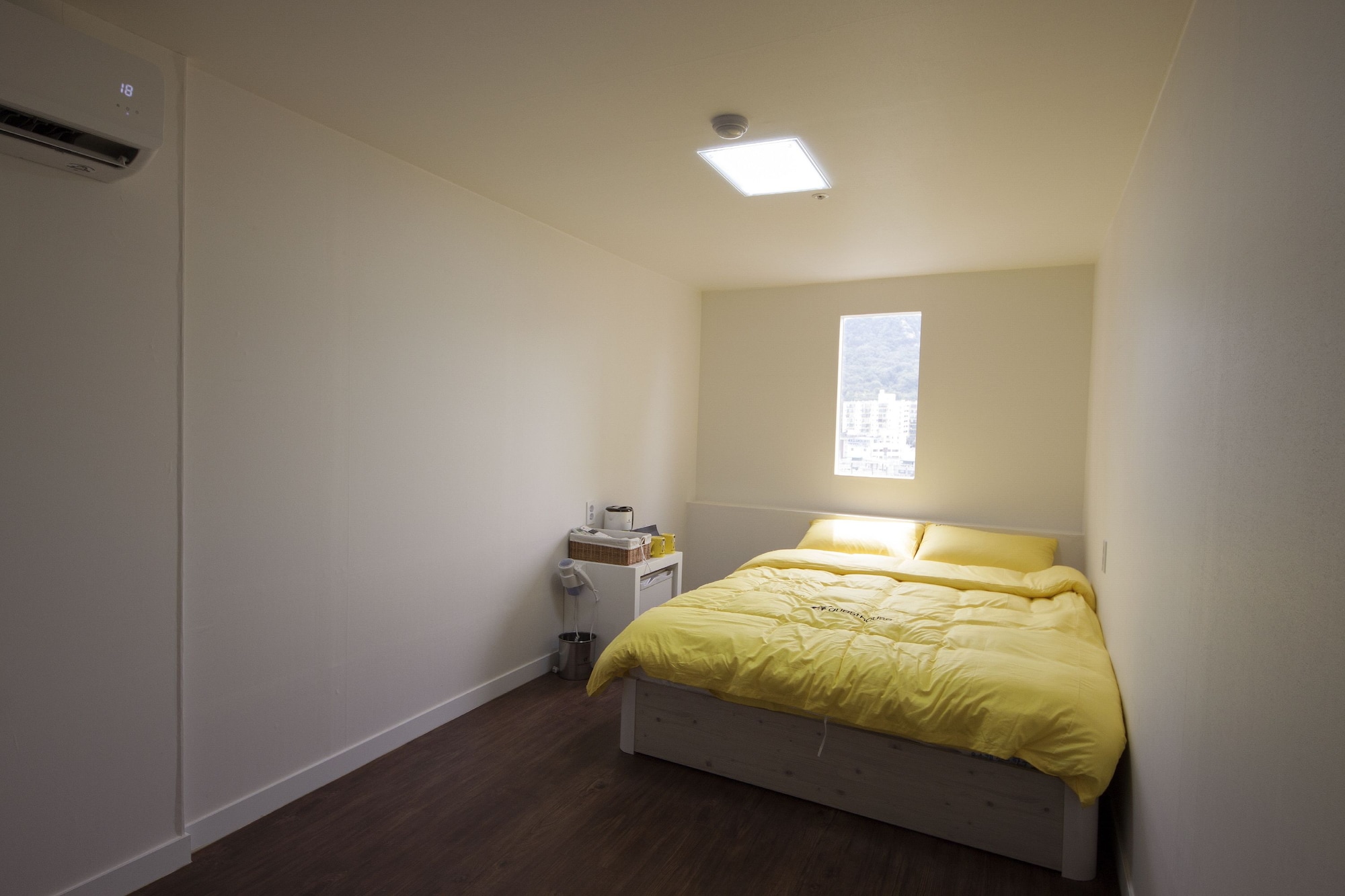 ROOM, DOUBLE BED