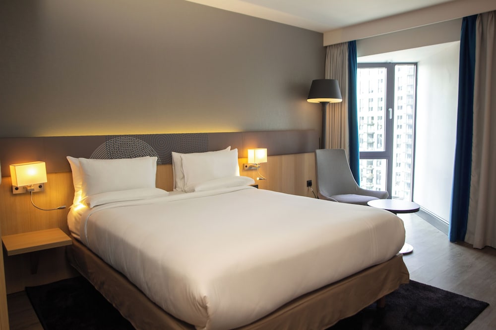 SUPERIOR, QUEEN BED