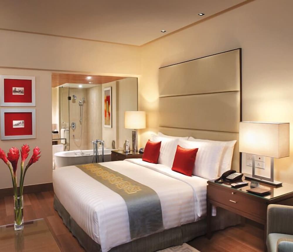 غرفة بسرير كينج بإطلالة على البحر، The Oberoi Mumbai 5/10