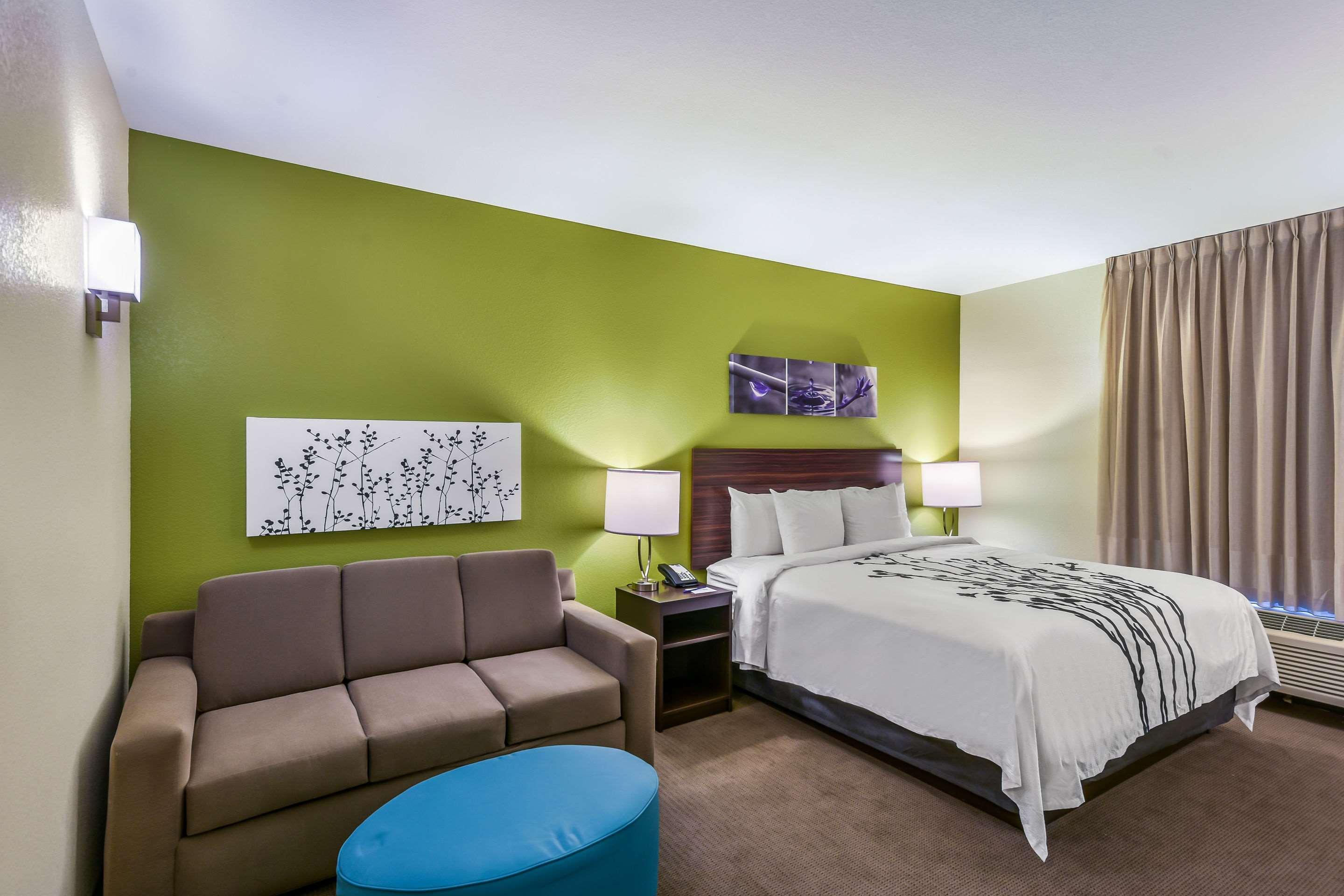 SUITE, KING BED, ACCESSIBLE