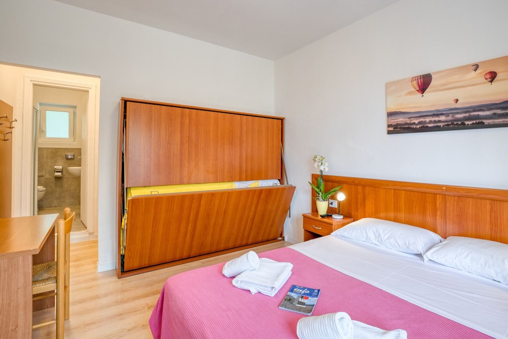 ROOM, QUADRUPLE, LAKE VIEW