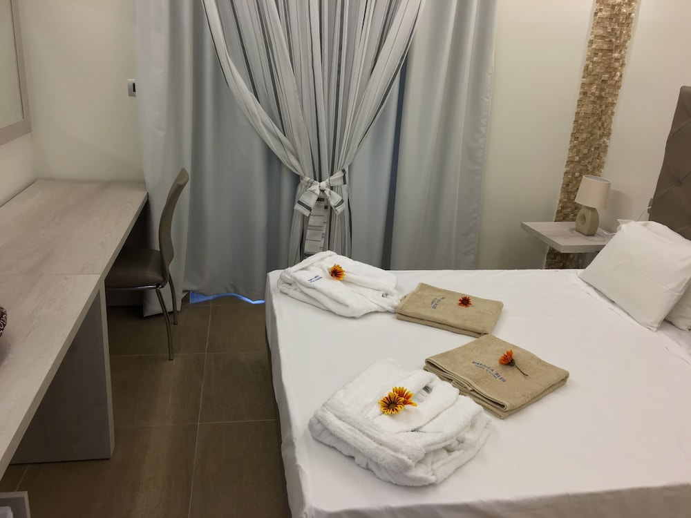Maroula Blue Studios And Suites 40/70