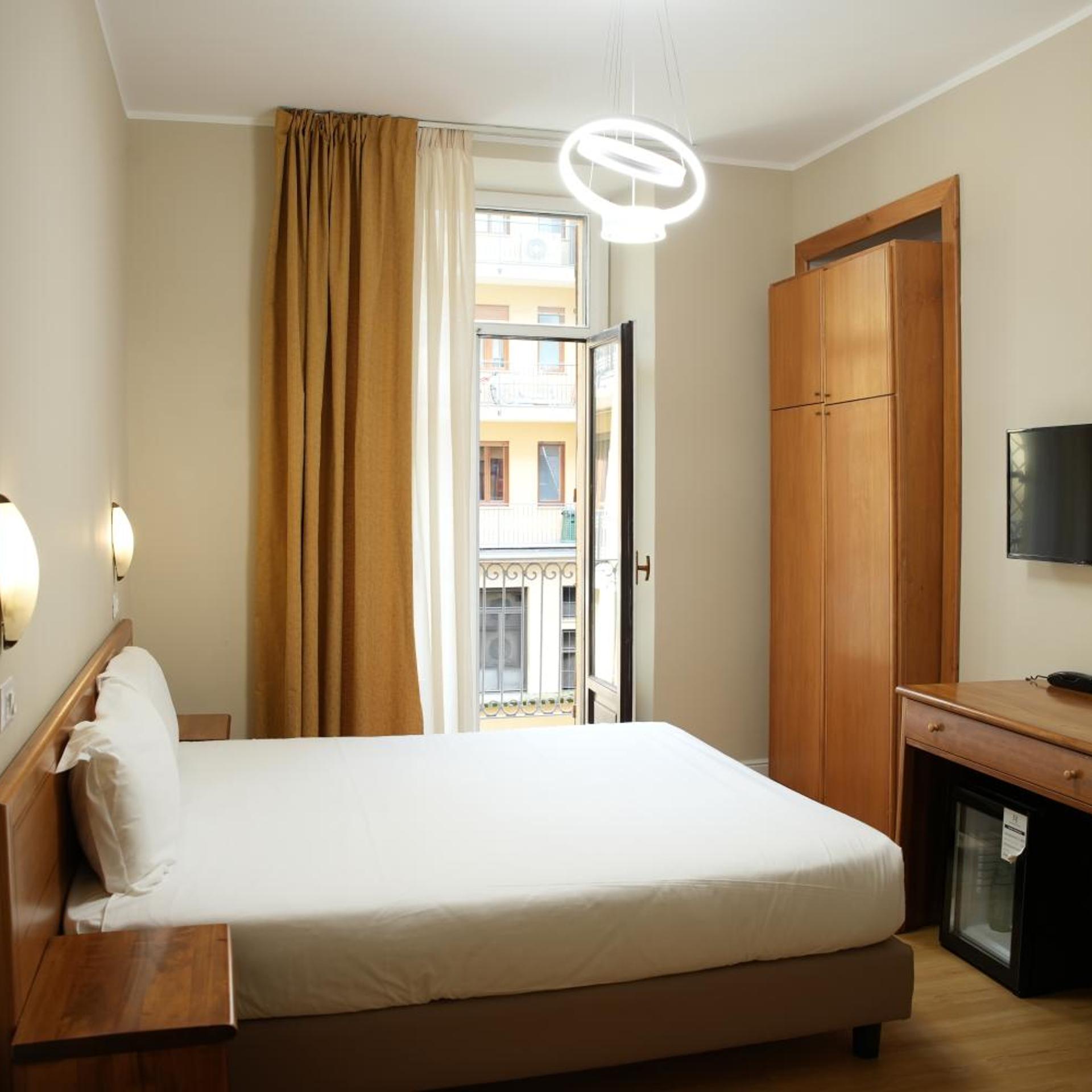 ROOM, DOUBLE BED
