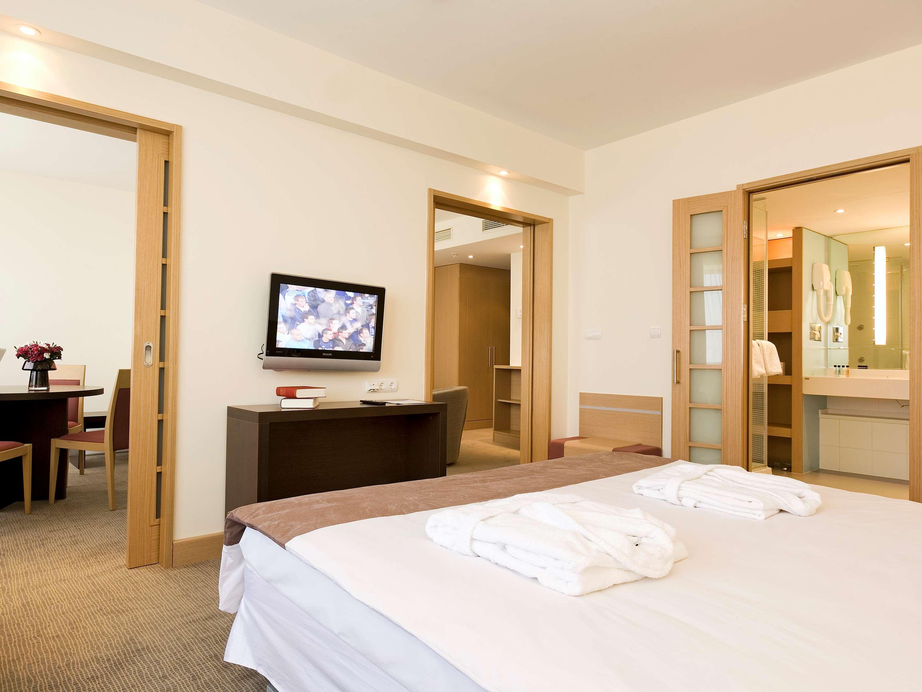 جناح بسرير كوين