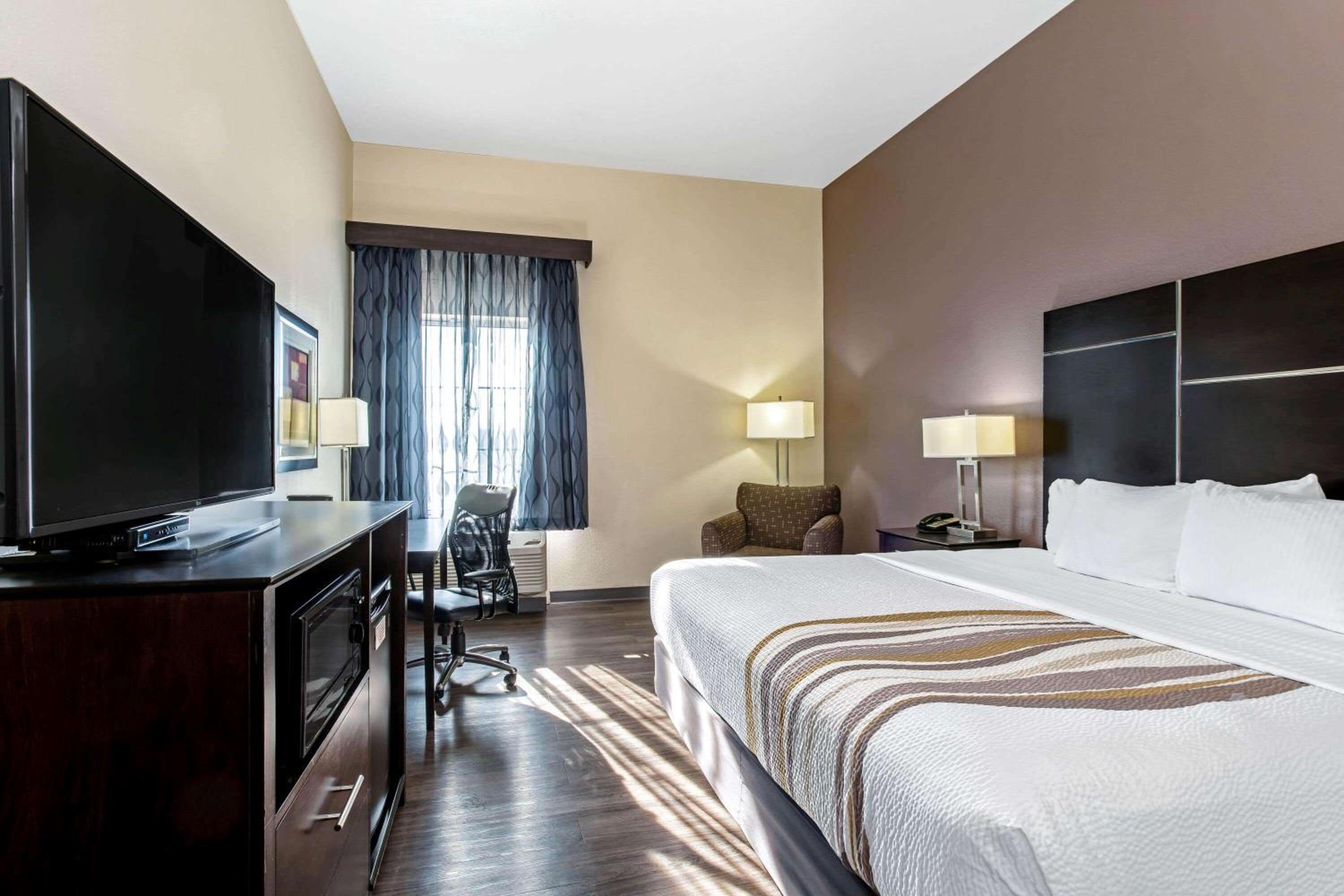 DELUXE, KING BED