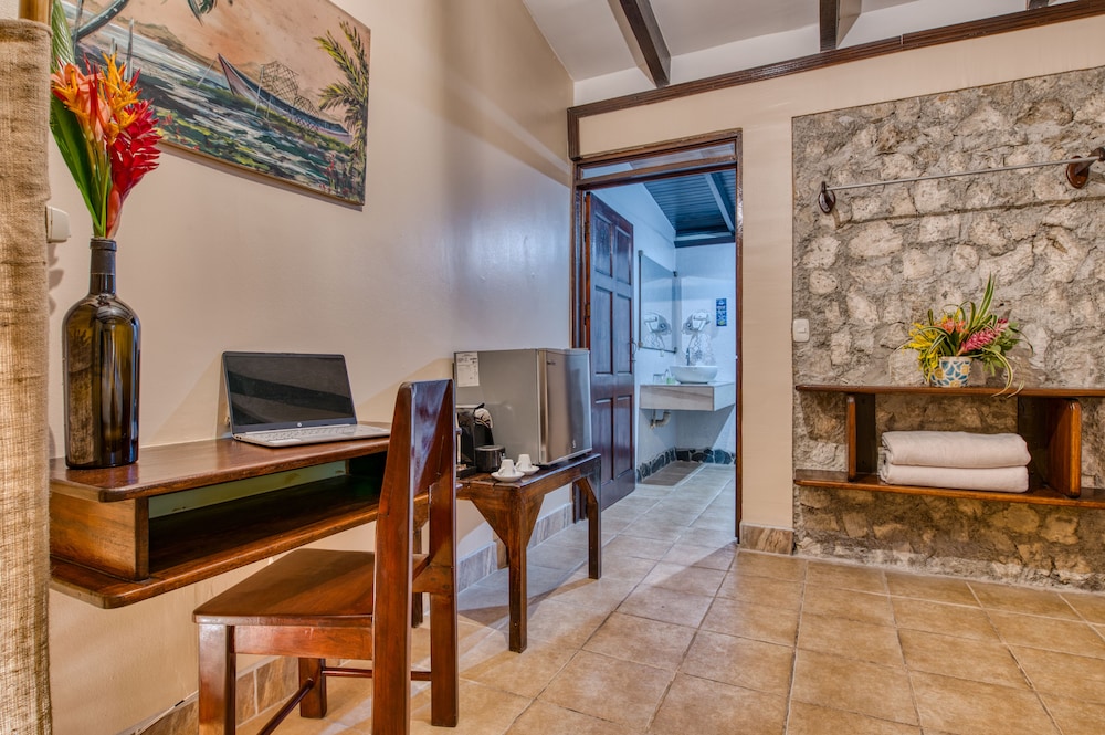 Atlantida Lodge 54/63