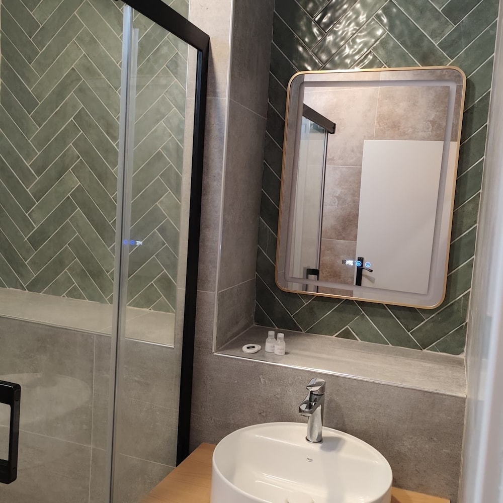 Avenue Hotel 43/46