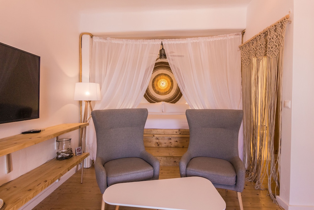 SALT SUITES & EXECUTIVE ROOMS 44/56
