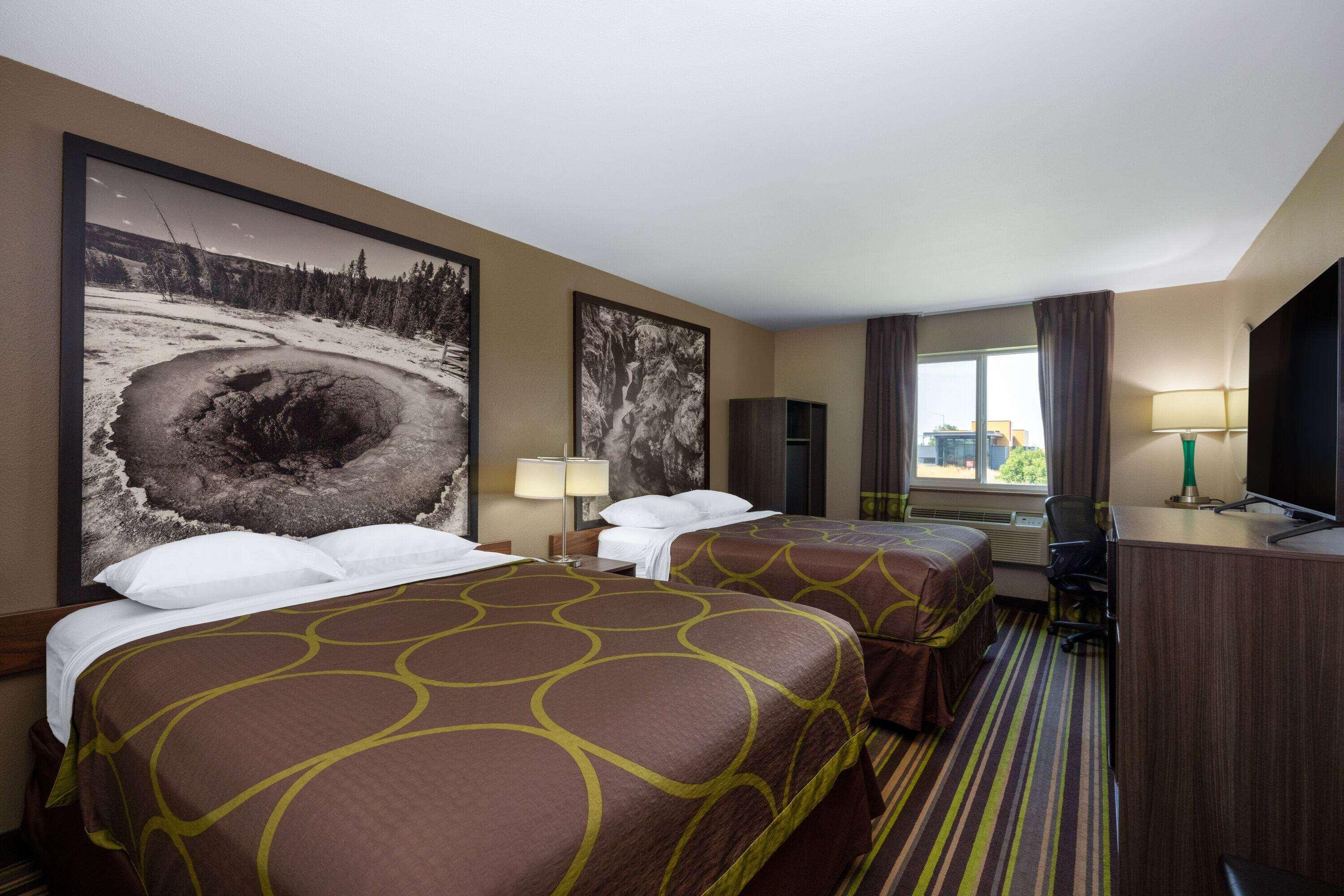 غرفة رباعية بسريرين كوين، Super 8 By Wyndham Belgrade/Bozeman Airport 2/2