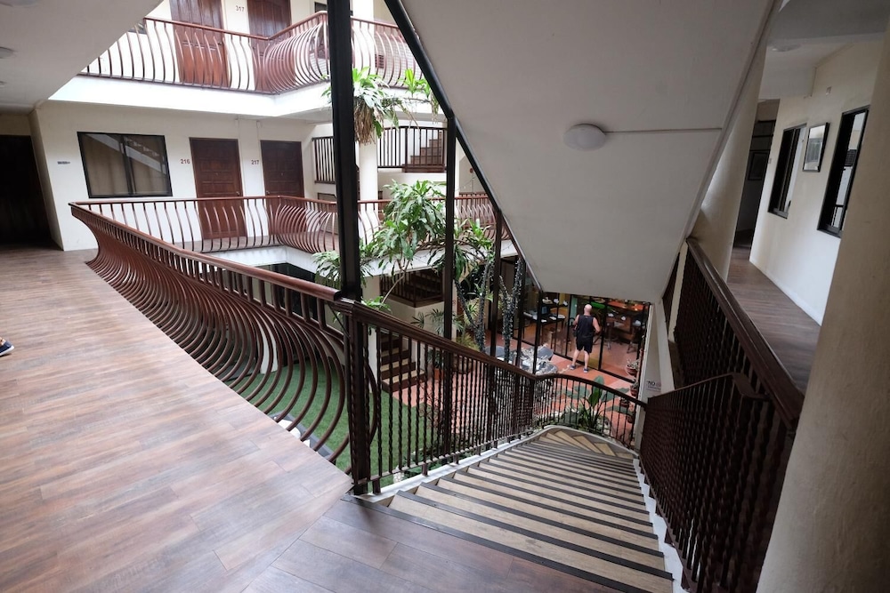Kiwi Hotel 5/50
