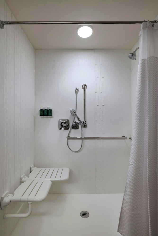 غرفة بسريرين كوين لذوي الإعاقة، Courtyard St. Louis Brentwood 8/8