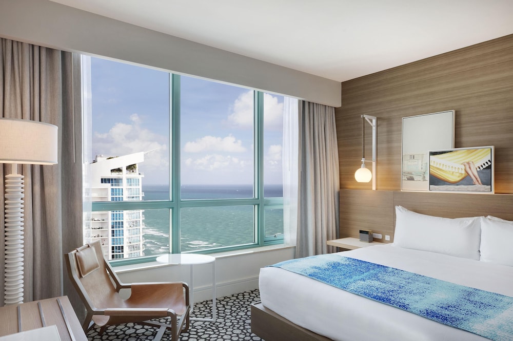DIPLOMAT, SUITE, KING BED, INTRACOASTAL VIEW