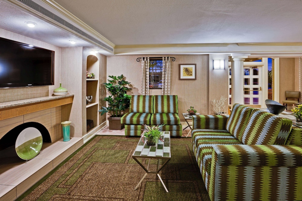 La Quinta Inn by Wyndham Orlando Airport West 25/40