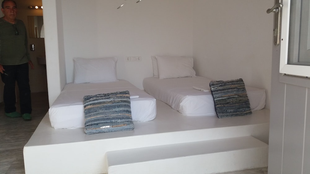 Manos Rooms 13/50