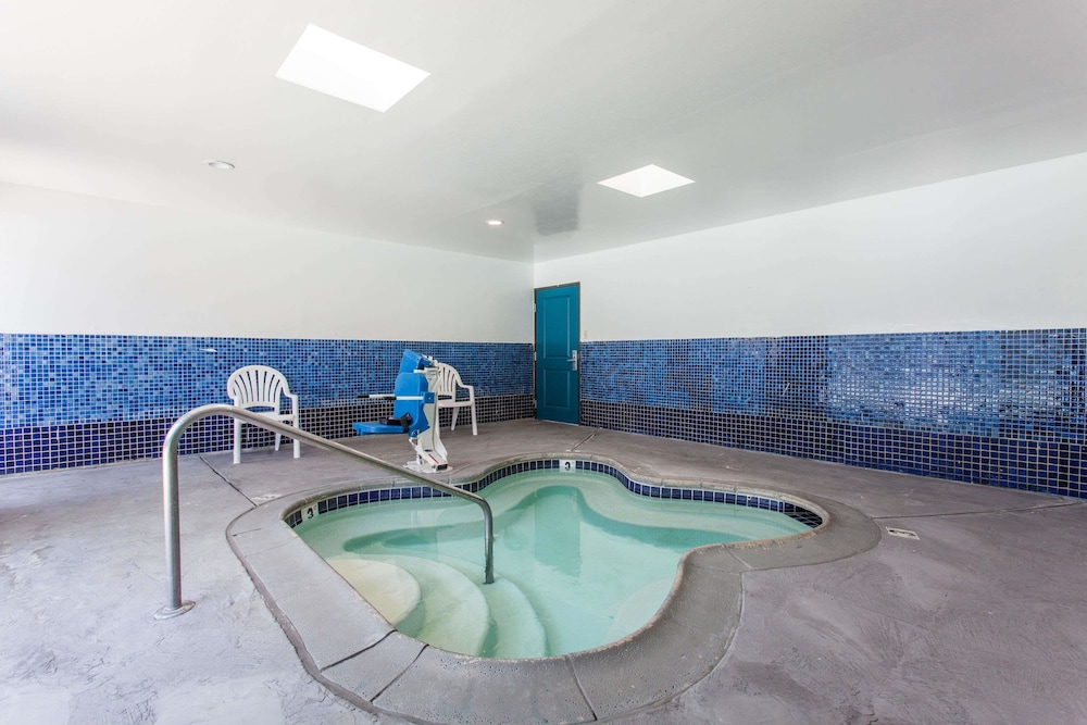 Days Inn by Wyndham San Diego-East/El Cajon 38/56