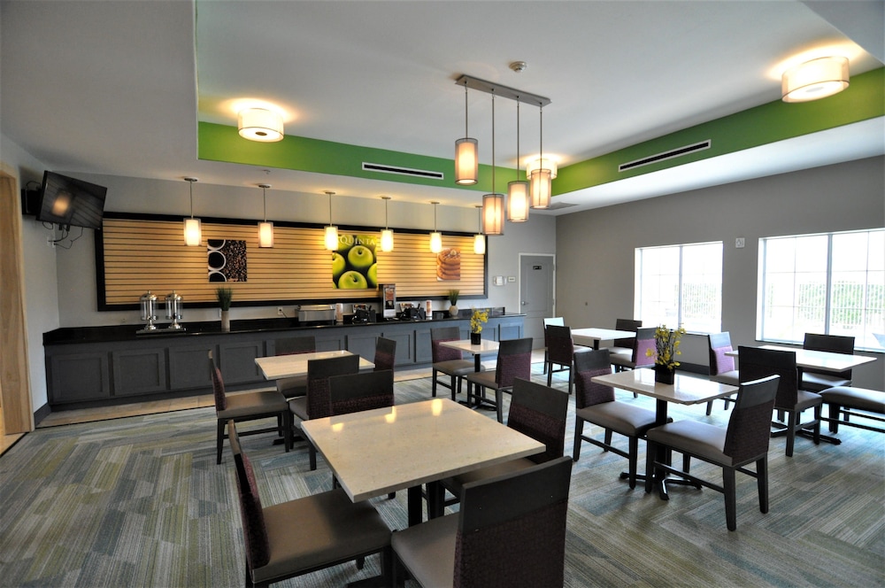 La Quinta Inn & Suites by Wyndham-Brookshire-West Katy 34/39