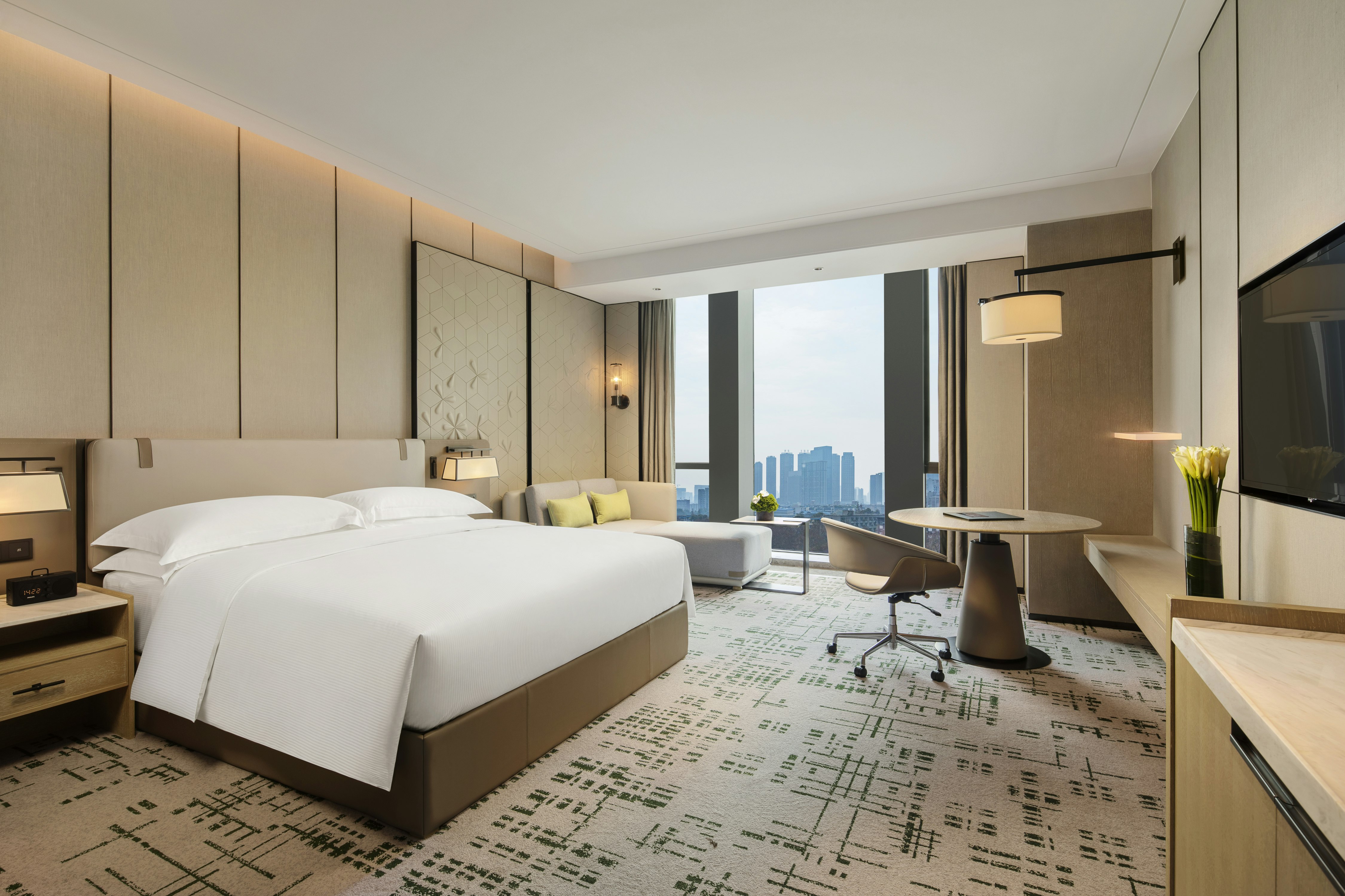 DELUXE, KING BED