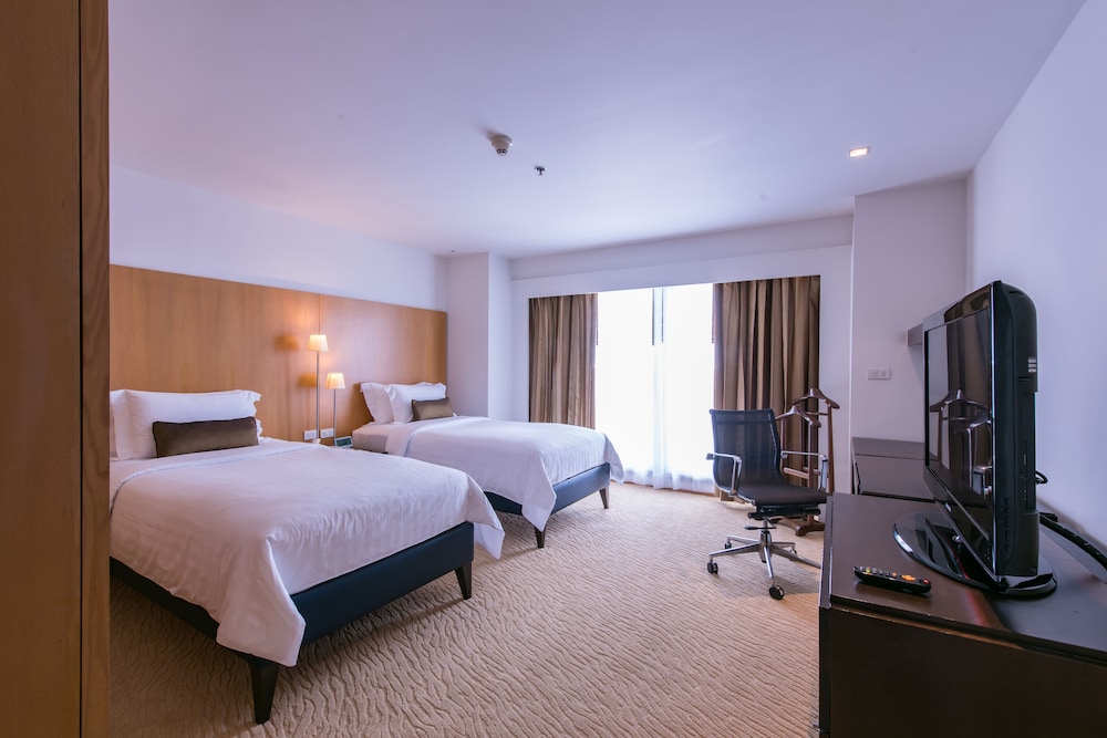 Tower, Club, Suite, King Bed, City View, Living Area، Tower Club at Lebua 2/4