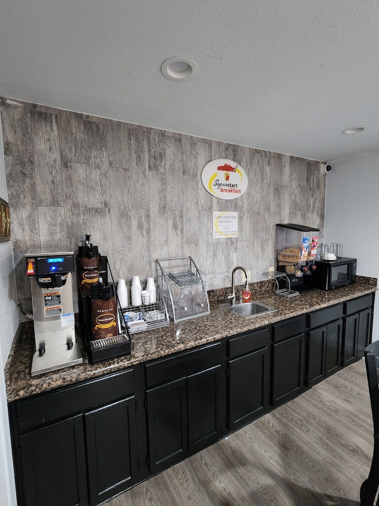 Super 8 By Wyndham Shreveport 16/28