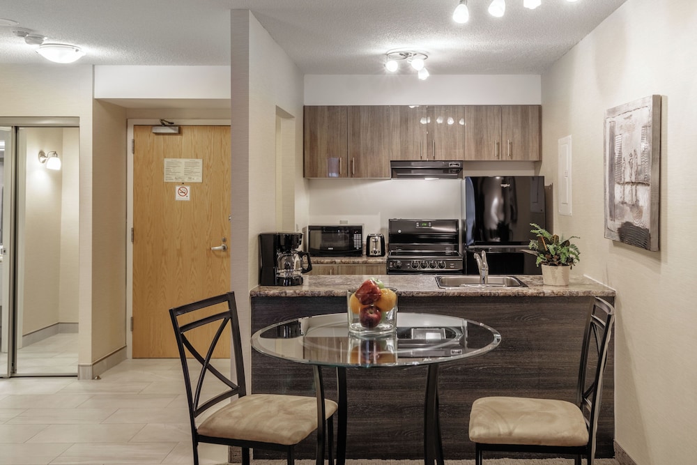 Cartier Place Suite Hotel 48/64