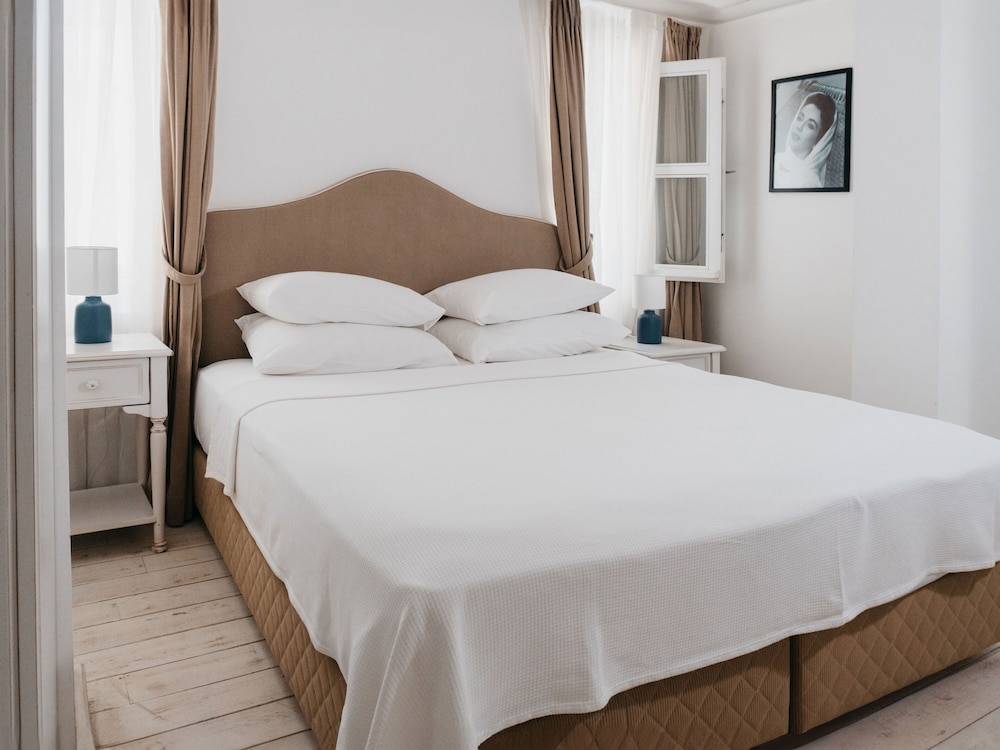 Vintage Hotel 12/50