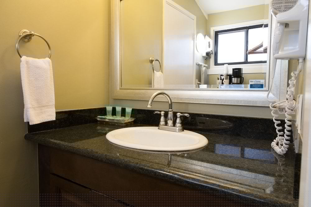 Monterey Peninsula Inn 28/63