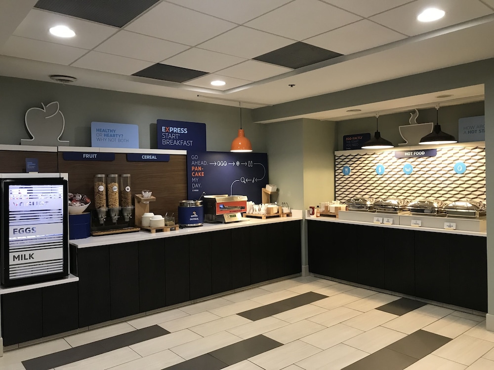 Holiday Inn Express Canton Potsdam 8/45