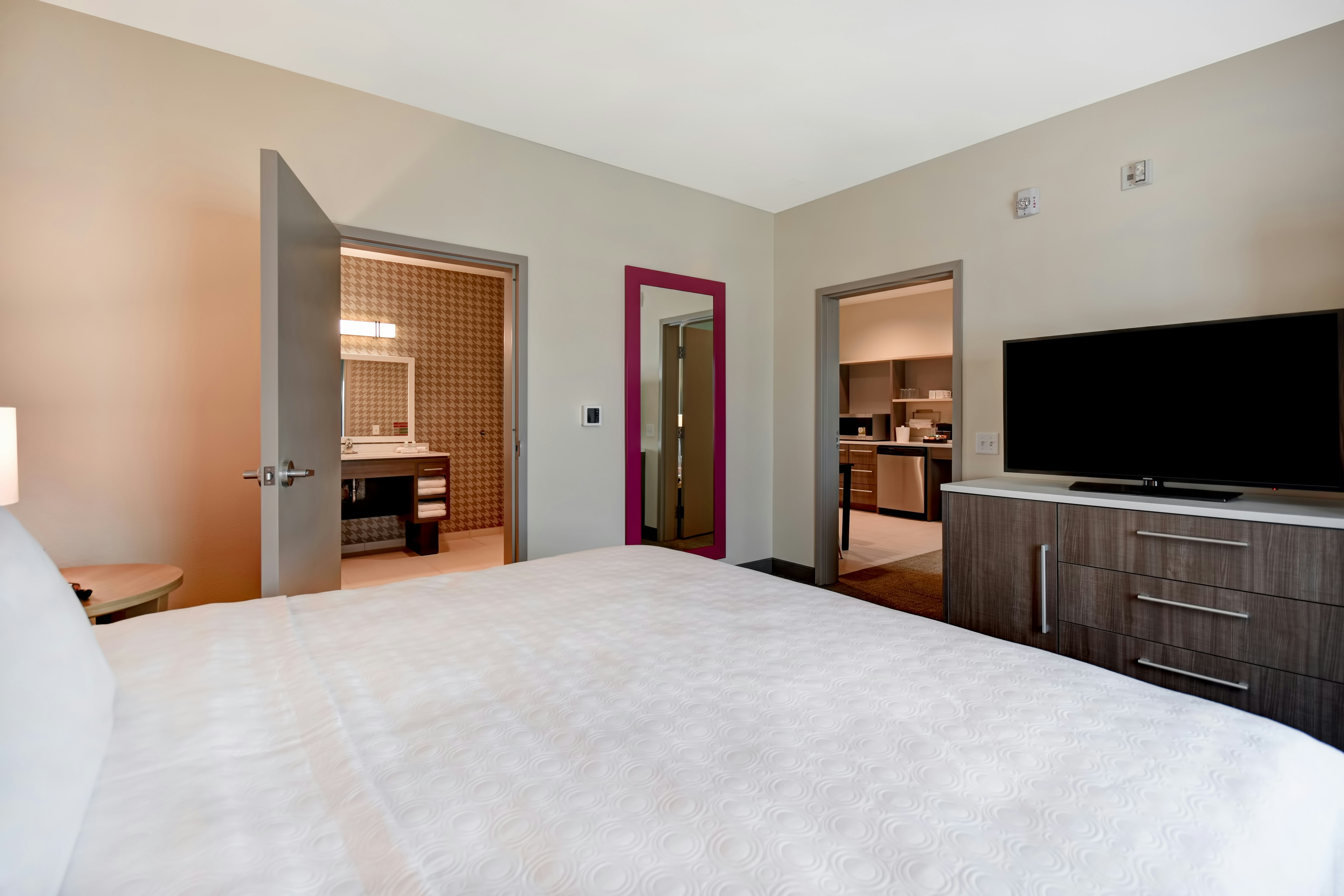 Suite, King Bed, Accessible