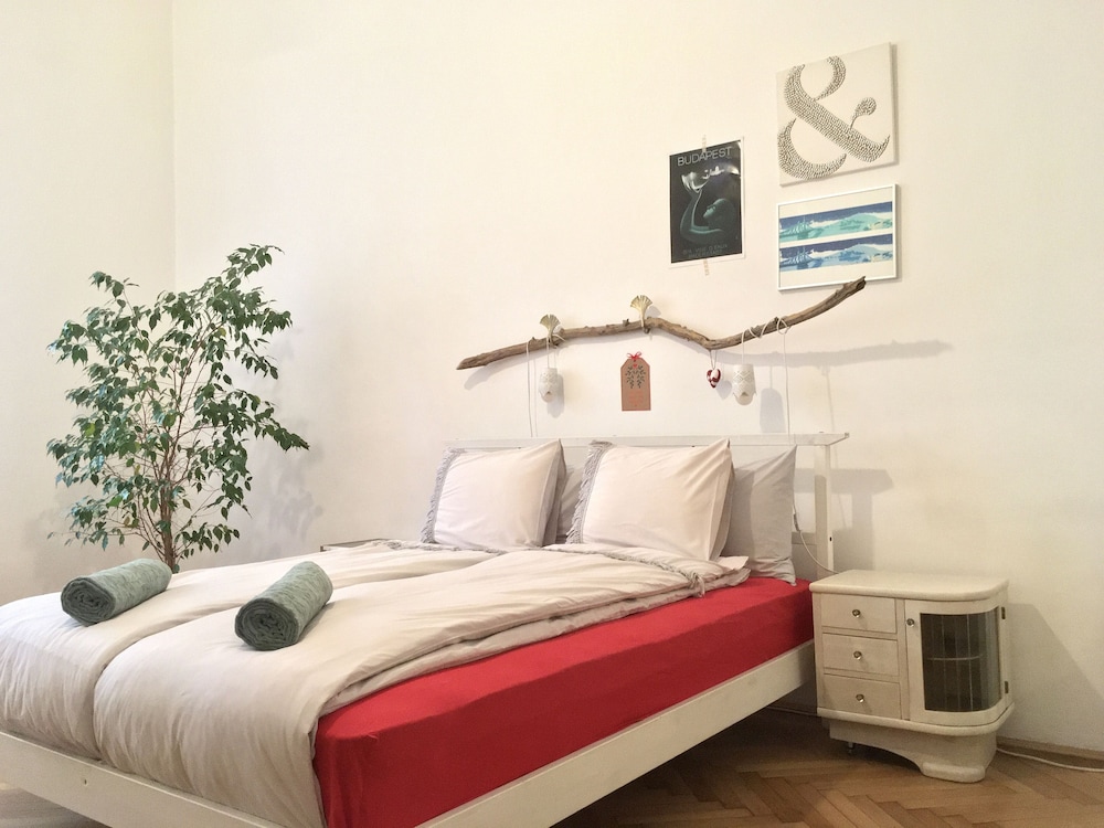 DELUXE, DOUBLE OR TWIN BED, PRIVATE BATHROOM