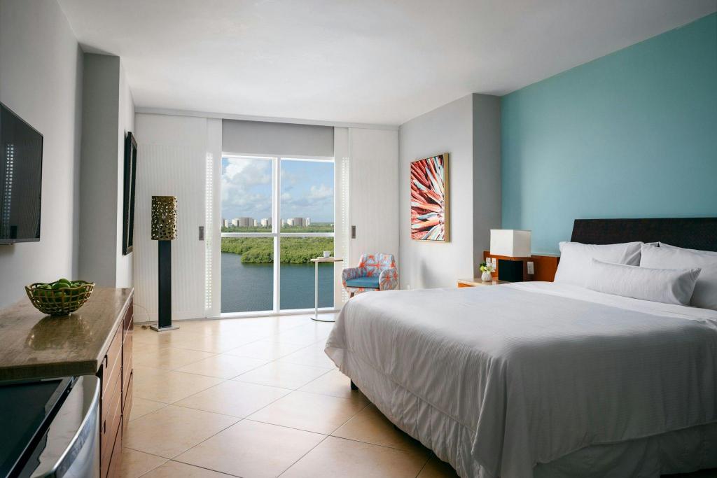 Guest Room, King Bed, Lagoon View