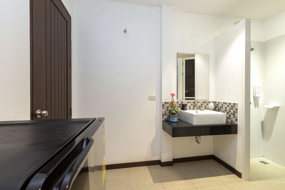 The Lantern Hostel Phuket 50/50