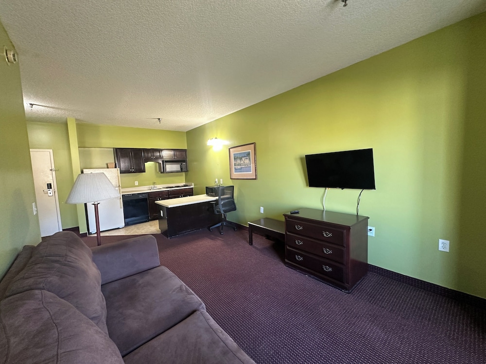 Guest Cottage & Suites 46/60